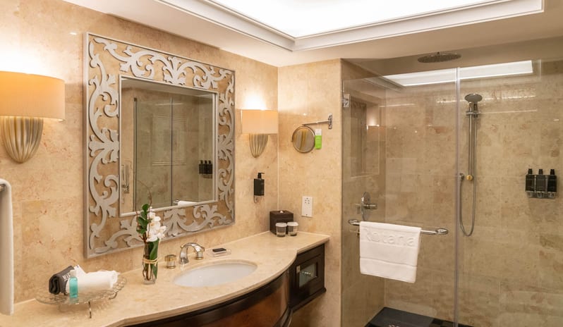 Spacious sea view room with balcony - Bathroom (2)